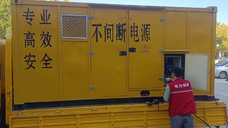 霍邱柴油发电机组和UPS电源配合使用时，如何避免切换过程中的电力中断？